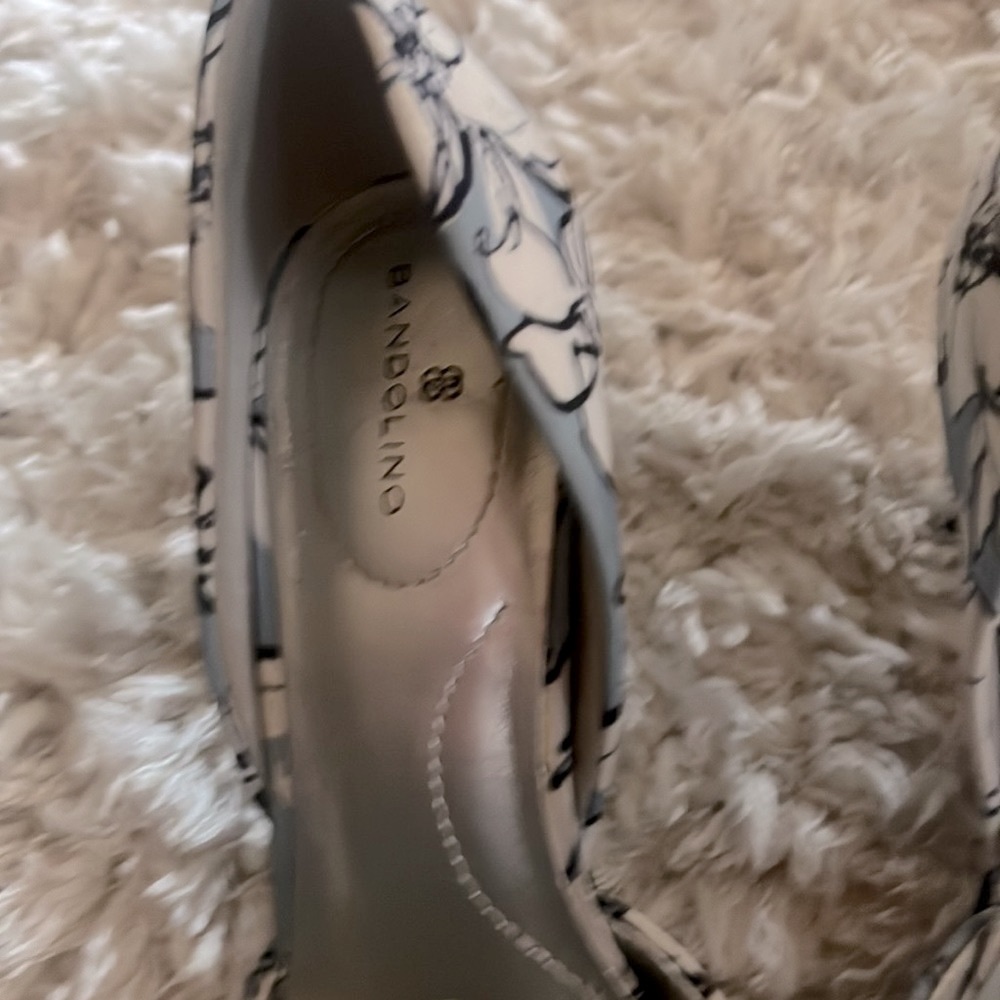 BANDOLINO PUMPS SIZE 7 blue/white flowered heels EUC - Picture 2 of 4